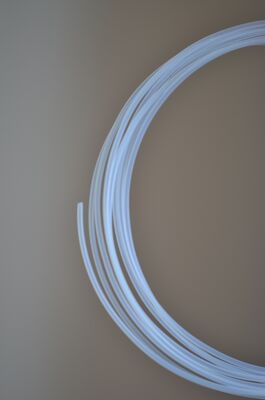 좋은 가격 겉보기 밀도 1.26 ~ 1.38 G cm3 PolyTetraFluoroEthylene 가혹한 화학 환경에서 밀폐 및 밀폐 밸브 제조에 이상적입니다. 온라인으로